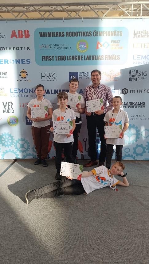 Rēzeknes valsts poļu ģimnāzijas skolēni veiksmīgi startē Valmieras Robotikas čempionātā