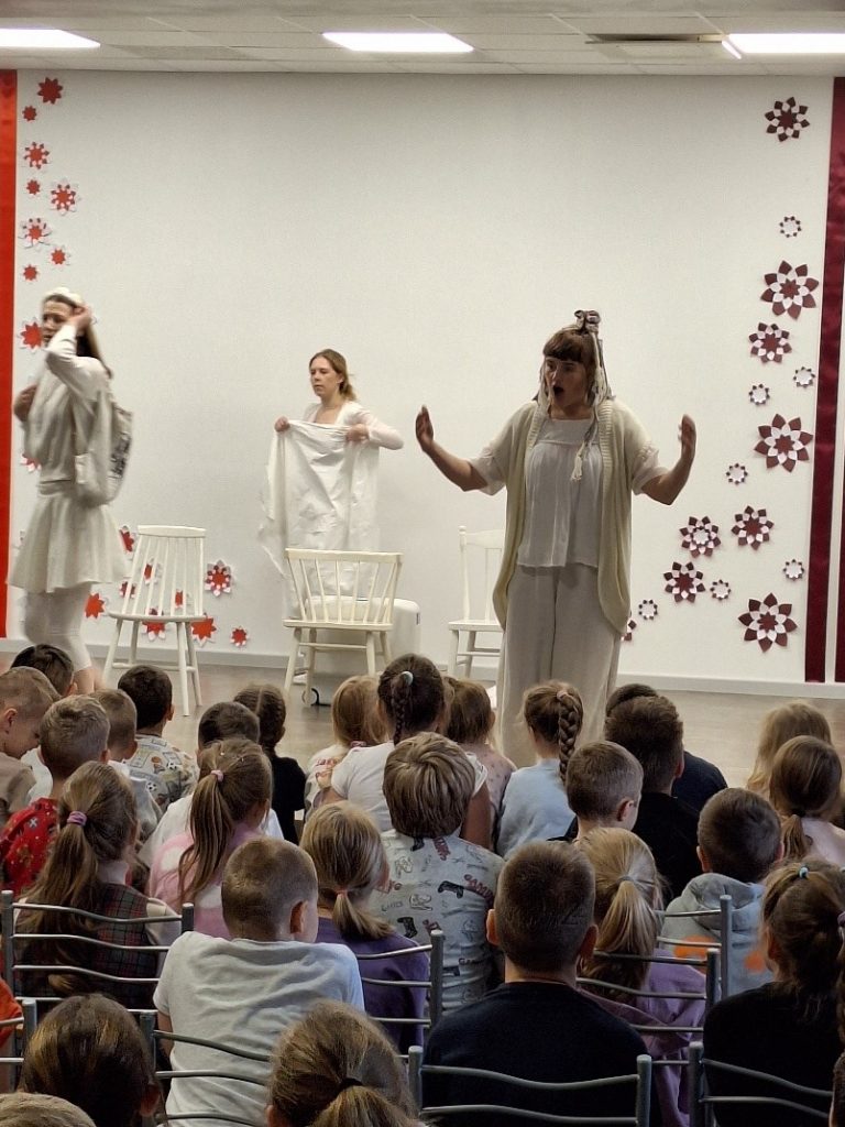 Izrāde ar žonglēšanas, dejas un objektu teātra elementiem “Kur kamoliņš ripo?”RVPĢ