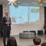 Ģimnāzijas jaunieši tiekas ar Klimata un enerģētikas ministru Kasparu Melni.