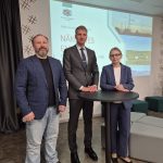 Ģimnāzijas jaunieši tiekas ar Klimata un enerģētikas ministru Kasparu Melni.