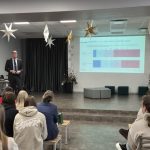 Ģimnāzijas jaunieši tiekas ar Klimata un enerģētikas ministru Kasparu Melni.