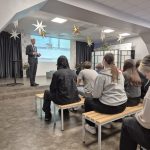 Ģimnāzijas jaunieši tiekas ar Klimata un enerģētikas ministru Kasparu Melni.