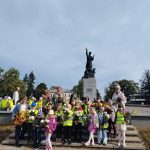 Bērni godina Latgales atbrīvošanas pieminekli “Vienoti Latvijai”