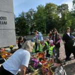 Bērni godina Latgales atbrīvošanas pieminekli “Vienoti Latvijai”