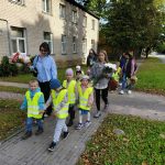 Bērni godina Latgales atbrīvošanas pieminekli “Vienoti Latvijai”