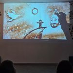 Svinot Valsts valodas dienu, Rēzeknes valsts poļu ģimnāzijas 5.–6. klašu skolēni kultūrizglītības programmas “Latvijas skolas soma” ietvaros piedzīvoja neparastu un aizraujošu tikšanos ar latviešu literatūru un mākslu, noskatoties smilšu kino “Sprīdītis”. Valodu var iepazīt un apgūt ne tikai lasot grāmatas, rakstot un sarunājoties, bet arī ar mākslas, iztēles un emociju palīdzību. Smilšu kino ir īpašs veids, kā literārs darbs atdzīvojas skatītāju acu priekšā, ļaujot pazīstamo stāstu ieraudzīt pavisam citādi. Smilšu mākslinieces Zanes veidotās ainas rosināja skolēnus sekot līdzi Sprīdīša piedzīvojumiem, pārdomāt laimes meklējumus un padomāt par to, kur katram no mums atrodas sava laimes zeme. Pēc izrādes skolēniem bija iespēja pašiem izmēģināt zīmēšanu smiltīs, ļaut vaļu fantāzijai un kopīgi radīt savu laimes zemi. Šī nodarbība apliecināja, ka latviešu valodu, literatūru un kultūru iespējams iepazīt arī radošā, emocionālā un neaizmirstamā veidā. Skolēnu viedokļi par nodarbību “Man patika šī nodarbība, jo tā bija pamācoša, interesanta un interaktīva. Īpaši man patika šī mākslas tehnika un arī filma. Pēc filmas mēs zīmējām laimes zemi, attēlojot divas pilsētas – Rīgu un Rēzekni. Man patika, kā māksliniece Zane no smiltīm veidoja tik kolosālas ainas. Manuprāt, laimes zeme varētu būt Ventspilī, Ludzā, Rēzeknē un Cēsīs. Man un manai klasei ļoti patika šī nodarbība. Būtu jauki, ja šādus pasākumus rīkotu biežāk!” A. Verpakovska, 5.a “Man ļoti patika, kā zīmēja Zane un mani klasesbiedri. Es gribētu vēlreiz piedalīties smilšu kino nodarbībā, jo man ļoti patika zīmēt smiltīs. Es uzzīmēju sauli un kokus. Man patika mūsu klases zīmējums, tas bija smieklīgs.” Nelli, 5.b klase “Es gribētu vēlreiz skatīties smilšu kino. Zīmēšanu ar smiltīm es varētu vērot mūžīgi. Iesaku to arī citiem!” A. Kikovka, 5.b “Man patika, ka smilšu zīmējumi bija skaisti un rūpīgi uzzīmēti.” A. Rostkova, 5.b klase “Smilšu kino bija ļoti interesants. Mums rādīja lugu “Sprīdītis”. Man bija interesanti, un ļoti patika. Mēs veidojām savu filmu. Katrs skolēns varēja zīmēt ar smiltīm. Tāpēc, manuprāt, nodarbība bija ļoti interesanta un aizraujoša.” A. Gailume, 5.b klase “Man ļoti patika smilšu kino. Abi mākslinieki bija ļoti labsirdīgi un jauki veica savu darbu – zīmēja, stāstīja, aicināja mūs zīmēt un rādīja mūsu klases filmiņu. Bija ļoti interesanti un aizraujoši.” A. Lisicka, 5.b klase “Smilšu kino bija neaizmirstams piedzīvojums, lai gan sākumā viss izskatījās vienkārši. Katrs skolēns iejutās mākslinieka lomā un izmēģināja savas zīmēšanas prasmes. Skolēni ļoti skaisti zīmēja. Man patika, kā smiltīs tika attēlots Sprīdīša dzīvesstāsts. Tas bija ļoti iespaidīgi.” Valērija, 5.b klase “Man patika, ka mēs varējām ne tikai atcerēties lugu “Sprīdītis”, bet arī paši uzzīmēt un izdomāt savu pasaku par Sprīdīti. Mēs zīmējām savu laimes zemi. Mūsu pasaku filmēja un izveidoja 6.b klases filmiņu. Tas bija skaisti un smieklīgi. Liels paldies smilšu kino māksliniekiem par aizraujošo nodarbību!” Ē. Rancāne, 6.b klase Šī tikšanās ar Sprīdīti vēlreiz atgādināja, ka valoda dzīvo ne tikai vārdos, bet arī sajūtās, stāstos un kopīgi piedzīvotos mirkļos. Savukārt laimes zeme katram var būt citāda, taču visbiežāk tā ir tur, kur jūtamies piederīgi – savās mājās, savā pilsētā un savā Latvijā. Informāciju sagatavoja: 5.a klases audzinātāja Ineta Upeniece 