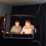 Svinot Valsts valodas dienu, Rēzeknes valsts poļu ģimnāzijas 5.–6. klašu skolēni kultūrizglītības programmas “Latvijas skolas soma” ietvaros piedzīvoja neparastu un aizraujošu tikšanos ar latviešu literatūru un mākslu, noskatoties smilšu kino “Sprīdītis”. Valodu var iepazīt un apgūt ne tikai lasot grāmatas, rakstot un sarunājoties, bet arī ar mākslas, iztēles un emociju palīdzību. Smilšu kino ir īpašs veids, kā literārs darbs atdzīvojas skatītāju acu priekšā, ļaujot pazīstamo stāstu ieraudzīt pavisam citādi. Smilšu mākslinieces Zanes veidotās ainas rosināja skolēnus sekot līdzi Sprīdīša piedzīvojumiem, pārdomāt laimes meklējumus un padomāt par to, kur katram no mums atrodas sava laimes zeme. Pēc izrādes skolēniem bija iespēja pašiem izmēģināt zīmēšanu smiltīs, ļaut vaļu fantāzijai un kopīgi radīt savu laimes zemi. Šī nodarbība apliecināja, ka latviešu valodu, literatūru un kultūru iespējams iepazīt arī radošā, emocionālā un neaizmirstamā veidā. Skolēnu viedokļi par nodarbību “Man patika šī nodarbība, jo tā bija pamācoša, interesanta un interaktīva. Īpaši man patika šī mākslas tehnika un arī filma. Pēc filmas mēs zīmējām laimes zemi, attēlojot divas pilsētas – Rīgu un Rēzekni. Man patika, kā māksliniece Zane no smiltīm veidoja tik kolosālas ainas. Manuprāt, laimes zeme varētu būt Ventspilī, Ludzā, Rēzeknē un Cēsīs. Man un manai klasei ļoti patika šī nodarbība. Būtu jauki, ja šādus pasākumus rīkotu biežāk!” A. Verpakovska, 5.a “Man ļoti patika, kā zīmēja Zane un mani klasesbiedri. Es gribētu vēlreiz piedalīties smilšu kino nodarbībā, jo man ļoti patika zīmēt smiltīs. Es uzzīmēju sauli un kokus. Man patika mūsu klases zīmējums, tas bija smieklīgs.” Nelli, 5.b klase “Es gribētu vēlreiz skatīties smilšu kino. Zīmēšanu ar smiltīm es varētu vērot mūžīgi. Iesaku to arī citiem!” A. Kikovka, 5.b “Man patika, ka smilšu zīmējumi bija skaisti un rūpīgi uzzīmēti.” A. Rostkova, 5.b klase “Smilšu kino bija ļoti interesants. Mums rādīja lugu “Sprīdītis”. Man bija interesanti, un ļoti patika. Mēs veidojām savu filmu. Katrs skolēns varēja zīmēt ar smiltīm. Tāpēc, manuprāt, nodarbība bija ļoti interesanta un aizraujoša.” A. Gailume, 5.b klase “Man ļoti patika smilšu kino. Abi mākslinieki bija ļoti labsirdīgi un jauki veica savu darbu – zīmēja, stāstīja, aicināja mūs zīmēt un rādīja mūsu klases filmiņu. Bija ļoti interesanti un aizraujoši.” A. Lisicka, 5.b klase “Smilšu kino bija neaizmirstams piedzīvojums, lai gan sākumā viss izskatījās vienkārši. Katrs skolēns iejutās mākslinieka lomā un izmēģināja savas zīmēšanas prasmes. Skolēni ļoti skaisti zīmēja. Man patika, kā smiltīs tika attēlots Sprīdīša dzīvesstāsts. Tas bija ļoti iespaidīgi.” Valērija, 5.b klase “Man patika, ka mēs varējām ne tikai atcerēties lugu “Sprīdītis”, bet arī paši uzzīmēt un izdomāt savu pasaku par Sprīdīti. Mēs zīmējām savu laimes zemi. Mūsu pasaku filmēja un izveidoja 6.b klases filmiņu. Tas bija skaisti un smieklīgi. Liels paldies smilšu kino māksliniekiem par aizraujošo nodarbību!” Ē. Rancāne, 6.b klase Šī tikšanās ar Sprīdīti vēlreiz atgādināja, ka valoda dzīvo ne tikai vārdos, bet arī sajūtās, stāstos un kopīgi piedzīvotos mirkļos. Savukārt laimes zeme katram var būt citāda, taču visbiežāk tā ir tur, kur jūtamies piederīgi – savās mājās, savā pilsētā un savā Latvijā. Informāciju sagatavoja: 5.a klases audzinātāja Ineta Upeniece 