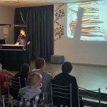 Svinot Valsts valodas dienu, Rēzeknes valsts poļu ģimnāzijas 5.–6. klašu skolēni kultūrizglītības programmas “Latvijas skolas soma” ietvaros piedzīvoja neparastu un aizraujošu tikšanos ar latviešu literatūru un mākslu, noskatoties smilšu kino “Sprīdītis”. Valodu var iepazīt un apgūt ne tikai lasot grāmatas, rakstot un sarunājoties, bet arī ar mākslas, iztēles un emociju palīdzību. Smilšu kino ir īpašs veids, kā literārs darbs atdzīvojas skatītāju acu priekšā, ļaujot pazīstamo stāstu ieraudzīt pavisam citādi. Smilšu mākslinieces Zanes veidotās ainas rosināja skolēnus sekot līdzi Sprīdīša piedzīvojumiem, pārdomāt laimes meklējumus un padomāt par to, kur katram no mums atrodas sava laimes zeme. Pēc izrādes skolēniem bija iespēja pašiem izmēģināt zīmēšanu smiltīs, ļaut vaļu fantāzijai un kopīgi radīt savu laimes zemi. Šī nodarbība apliecināja, ka latviešu valodu, literatūru un kultūru iespējams iepazīt arī radošā, emocionālā un neaizmirstamā veidā. Skolēnu viedokļi par nodarbību “Man patika šī nodarbība, jo tā bija pamācoša, interesanta un interaktīva. Īpaši man patika šī mākslas tehnika un arī filma. Pēc filmas mēs zīmējām laimes zemi, attēlojot divas pilsētas – Rīgu un Rēzekni. Man patika, kā māksliniece Zane no smiltīm veidoja tik kolosālas ainas. Manuprāt, laimes zeme varētu būt Ventspilī, Ludzā, Rēzeknē un Cēsīs. Man un manai klasei ļoti patika šī nodarbība. Būtu jauki, ja šādus pasākumus rīkotu biežāk!” A. Verpakovska, 5.a “Man ļoti patika, kā zīmēja Zane un mani klasesbiedri. Es gribētu vēlreiz piedalīties smilšu kino nodarbībā, jo man ļoti patika zīmēt smiltīs. Es uzzīmēju sauli un kokus. Man patika mūsu klases zīmējums, tas bija smieklīgs.” Nelli, 5.b klase “Es gribētu vēlreiz skatīties smilšu kino. Zīmēšanu ar smiltīm es varētu vērot mūžīgi. Iesaku to arī citiem!” A. Kikovka, 5.b “Man patika, ka smilšu zīmējumi bija skaisti un rūpīgi uzzīmēti.” A. Rostkova, 5.b klase “Smilšu kino bija ļoti interesants. Mums rādīja lugu “Sprīdītis”. Man bija interesanti, un ļoti patika. Mēs veidojām savu filmu. Katrs skolēns varēja zīmēt ar smiltīm. Tāpēc, manuprāt, nodarbība bija ļoti interesanta un aizraujoša.” A. Gailume, 5.b klase “Man ļoti patika smilšu kino. Abi mākslinieki bija ļoti labsirdīgi un jauki veica savu darbu – zīmēja, stāstīja, aicināja mūs zīmēt un rādīja mūsu klases filmiņu. Bija ļoti interesanti un aizraujoši.” A. Lisicka, 5.b klase “Smilšu kino bija neaizmirstams piedzīvojums, lai gan sākumā viss izskatījās vienkārši. Katrs skolēns iejutās mākslinieka lomā un izmēģināja savas zīmēšanas prasmes. Skolēni ļoti skaisti zīmēja. Man patika, kā smiltīs tika attēlots Sprīdīša dzīvesstāsts. Tas bija ļoti iespaidīgi.” Valērija, 5.b klase “Man patika, ka mēs varējām ne tikai atcerēties lugu “Sprīdītis”, bet arī paši uzzīmēt un izdomāt savu pasaku par Sprīdīti. Mēs zīmējām savu laimes zemi. Mūsu pasaku filmēja un izveidoja 6.b klases filmiņu. Tas bija skaisti un smieklīgi. Liels paldies smilšu kino māksliniekiem par aizraujošo nodarbību!” Ē. Rancāne, 6.b klase Šī tikšanās ar Sprīdīti vēlreiz atgādināja, ka valoda dzīvo ne tikai vārdos, bet arī sajūtās, stāstos un kopīgi piedzīvotos mirkļos. Savukārt laimes zeme katram var būt citāda, taču visbiežāk tā ir tur, kur jūtamies piederīgi – savās mājās, savā pilsētā un savā Latvijā. Informāciju sagatavoja: 5.a klases audzinātāja Ineta Upeniece 