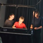 Svinot Valsts valodas dienu, Rēzeknes valsts poļu ģimnāzijas 5.–6. klašu skolēni kultūrizglītības programmas “Latvijas skolas soma” ietvaros piedzīvoja neparastu un aizraujošu tikšanos ar latviešu literatūru un mākslu, noskatoties smilšu kino “Sprīdītis”. Valodu var iepazīt un apgūt ne tikai lasot grāmatas, rakstot un sarunājoties, bet arī ar mākslas, iztēles un emociju palīdzību. Smilšu kino ir īpašs veids, kā literārs darbs atdzīvojas skatītāju acu priekšā, ļaujot pazīstamo stāstu ieraudzīt pavisam citādi. Smilšu mākslinieces Zanes veidotās ainas rosināja skolēnus sekot līdzi Sprīdīša piedzīvojumiem, pārdomāt laimes meklējumus un padomāt par to, kur katram no mums atrodas sava laimes zeme. Pēc izrādes skolēniem bija iespēja pašiem izmēģināt zīmēšanu smiltīs, ļaut vaļu fantāzijai un kopīgi radīt savu laimes zemi. Šī nodarbība apliecināja, ka latviešu valodu, literatūru un kultūru iespējams iepazīt arī radošā, emocionālā un neaizmirstamā veidā. Skolēnu viedokļi par nodarbību “Man patika šī nodarbība, jo tā bija pamācoša, interesanta un interaktīva. Īpaši man patika šī mākslas tehnika un arī filma. Pēc filmas mēs zīmējām laimes zemi, attēlojot divas pilsētas – Rīgu un Rēzekni. Man patika, kā māksliniece Zane no smiltīm veidoja tik kolosālas ainas. Manuprāt, laimes zeme varētu būt Ventspilī, Ludzā, Rēzeknē un Cēsīs. Man un manai klasei ļoti patika šī nodarbība. Būtu jauki, ja šādus pasākumus rīkotu biežāk!” A. Verpakovska, 5.a “Man ļoti patika, kā zīmēja Zane un mani klasesbiedri. Es gribētu vēlreiz piedalīties smilšu kino nodarbībā, jo man ļoti patika zīmēt smiltīs. Es uzzīmēju sauli un kokus. Man patika mūsu klases zīmējums, tas bija smieklīgs.” Nelli, 5.b klase “Es gribētu vēlreiz skatīties smilšu kino. Zīmēšanu ar smiltīm es varētu vērot mūžīgi. Iesaku to arī citiem!” A. Kikovka, 5.b “Man patika, ka smilšu zīmējumi bija skaisti un rūpīgi uzzīmēti.” A. Rostkova, 5.b klase “Smilšu kino bija ļoti interesants. Mums rādīja lugu “Sprīdītis”. Man bija interesanti, un ļoti patika. Mēs veidojām savu filmu. Katrs skolēns varēja zīmēt ar smiltīm. Tāpēc, manuprāt, nodarbība bija ļoti interesanta un aizraujoša.” A. Gailume, 5.b klase “Man ļoti patika smilšu kino. Abi mākslinieki bija ļoti labsirdīgi un jauki veica savu darbu – zīmēja, stāstīja, aicināja mūs zīmēt un rādīja mūsu klases filmiņu. Bija ļoti interesanti un aizraujoši.” A. Lisicka, 5.b klase “Smilšu kino bija neaizmirstams piedzīvojums, lai gan sākumā viss izskatījās vienkārši. Katrs skolēns iejutās mākslinieka lomā un izmēģināja savas zīmēšanas prasmes. Skolēni ļoti skaisti zīmēja. Man patika, kā smiltīs tika attēlots Sprīdīša dzīvesstāsts. Tas bija ļoti iespaidīgi.” Valērija, 5.b klase “Man patika, ka mēs varējām ne tikai atcerēties lugu “Sprīdītis”, bet arī paši uzzīmēt un izdomāt savu pasaku par Sprīdīti. Mēs zīmējām savu laimes zemi. Mūsu pasaku filmēja un izveidoja 6.b klases filmiņu. Tas bija skaisti un smieklīgi. Liels paldies smilšu kino māksliniekiem par aizraujošo nodarbību!” Ē. Rancāne, 6.b klase Šī tikšanās ar Sprīdīti vēlreiz atgādināja, ka valoda dzīvo ne tikai vārdos, bet arī sajūtās, stāstos un kopīgi piedzīvotos mirkļos. Savukārt laimes zeme katram var būt citāda, taču visbiežāk tā ir tur, kur jūtamies piederīgi – savās mājās, savā pilsētā un savā Latvijā. Informāciju sagatavoja: 5.a klases audzinātāja Ineta Upeniece 
