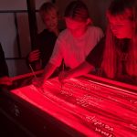Svinot Valsts valodas dienu, Rēzeknes valsts poļu ģimnāzijas 5.–6. klašu skolēni kultūrizglītības programmas “Latvijas skolas soma” ietvaros piedzīvoja neparastu un aizraujošu tikšanos ar latviešu literatūru un mākslu, noskatoties smilšu kino “Sprīdītis”. Valodu var iepazīt un apgūt ne tikai lasot grāmatas, rakstot un sarunājoties, bet arī ar mākslas, iztēles un emociju palīdzību. Smilšu kino ir īpašs veids, kā literārs darbs atdzīvojas skatītāju acu priekšā, ļaujot pazīstamo stāstu ieraudzīt pavisam citādi. Smilšu mākslinieces Zanes veidotās ainas rosināja skolēnus sekot līdzi Sprīdīša piedzīvojumiem, pārdomāt laimes meklējumus un padomāt par to, kur katram no mums atrodas sava laimes zeme. Pēc izrādes skolēniem bija iespēja pašiem izmēģināt zīmēšanu smiltīs, ļaut vaļu fantāzijai un kopīgi radīt savu laimes zemi. Šī nodarbība apliecināja, ka latviešu valodu, literatūru un kultūru iespējams iepazīt arī radošā, emocionālā un neaizmirstamā veidā. Skolēnu viedokļi par nodarbību “Man patika šī nodarbība, jo tā bija pamācoša, interesanta un interaktīva. Īpaši man patika šī mākslas tehnika un arī filma. Pēc filmas mēs zīmējām laimes zemi, attēlojot divas pilsētas – Rīgu un Rēzekni. Man patika, kā māksliniece Zane no smiltīm veidoja tik kolosālas ainas. Manuprāt, laimes zeme varētu būt Ventspilī, Ludzā, Rēzeknē un Cēsīs. Man un manai klasei ļoti patika šī nodarbība. Būtu jauki, ja šādus pasākumus rīkotu biežāk!” A. Verpakovska, 5.a “Man ļoti patika, kā zīmēja Zane un mani klasesbiedri. Es gribētu vēlreiz piedalīties smilšu kino nodarbībā, jo man ļoti patika zīmēt smiltīs. Es uzzīmēju sauli un kokus. Man patika mūsu klases zīmējums, tas bija smieklīgs.” Nelli, 5.b klase “Es gribētu vēlreiz skatīties smilšu kino. Zīmēšanu ar smiltīm es varētu vērot mūžīgi. Iesaku to arī citiem!” A. Kikovka, 5.b “Man patika, ka smilšu zīmējumi bija skaisti un rūpīgi uzzīmēti.” A. Rostkova, 5.b klase “Smilšu kino bija ļoti interesants. Mums rādīja lugu “Sprīdītis”. Man bija interesanti, un ļoti patika. Mēs veidojām savu filmu. Katrs skolēns varēja zīmēt ar smiltīm. Tāpēc, manuprāt, nodarbība bija ļoti interesanta un aizraujoša.” A. Gailume, 5.b klase “Man ļoti patika smilšu kino. Abi mākslinieki bija ļoti labsirdīgi un jauki veica savu darbu – zīmēja, stāstīja, aicināja mūs zīmēt un rādīja mūsu klases filmiņu. Bija ļoti interesanti un aizraujoši.” A. Lisicka, 5.b klase “Smilšu kino bija neaizmirstams piedzīvojums, lai gan sākumā viss izskatījās vienkārši. Katrs skolēns iejutās mākslinieka lomā un izmēģināja savas zīmēšanas prasmes. Skolēni ļoti skaisti zīmēja. Man patika, kā smiltīs tika attēlots Sprīdīša dzīvesstāsts. Tas bija ļoti iespaidīgi.” Valērija, 5.b klase “Man patika, ka mēs varējām ne tikai atcerēties lugu “Sprīdītis”, bet arī paši uzzīmēt un izdomāt savu pasaku par Sprīdīti. Mēs zīmējām savu laimes zemi. Mūsu pasaku filmēja un izveidoja 6.b klases filmiņu. Tas bija skaisti un smieklīgi. Liels paldies smilšu kino māksliniekiem par aizraujošo nodarbību!” Ē. Rancāne, 6.b klase Šī tikšanās ar Sprīdīti vēlreiz atgādināja, ka valoda dzīvo ne tikai vārdos, bet arī sajūtās, stāstos un kopīgi piedzīvotos mirkļos. Savukārt laimes zeme katram var būt citāda, taču visbiežāk tā ir tur, kur jūtamies piederīgi – savās mājās, savā pilsētā un savā Latvijā. Informāciju sagatavoja: 5.a klases audzinātāja Ineta Upeniece 