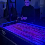 Svinot Valsts valodas dienu, Rēzeknes valsts poļu ģimnāzijas 5.–6. klašu skolēni kultūrizglītības programmas “Latvijas skolas soma” ietvaros piedzīvoja neparastu un aizraujošu tikšanos ar latviešu literatūru un mākslu, noskatoties smilšu kino “Sprīdītis”. Valodu var iepazīt un apgūt ne tikai lasot grāmatas, rakstot un sarunājoties, bet arī ar mākslas, iztēles un emociju palīdzību. Smilšu kino ir īpašs veids, kā literārs darbs atdzīvojas skatītāju acu priekšā, ļaujot pazīstamo stāstu ieraudzīt pavisam citādi. Smilšu mākslinieces Zanes veidotās ainas rosināja skolēnus sekot līdzi Sprīdīša piedzīvojumiem, pārdomāt laimes meklējumus un padomāt par to, kur katram no mums atrodas sava laimes zeme. Pēc izrādes skolēniem bija iespēja pašiem izmēģināt zīmēšanu smiltīs, ļaut vaļu fantāzijai un kopīgi radīt savu laimes zemi. Šī nodarbība apliecināja, ka latviešu valodu, literatūru un kultūru iespējams iepazīt arī radošā, emocionālā un neaizmirstamā veidā. Skolēnu viedokļi par nodarbību “Man patika šī nodarbība, jo tā bija pamācoša, interesanta un interaktīva. Īpaši man patika šī mākslas tehnika un arī filma. Pēc filmas mēs zīmējām laimes zemi, attēlojot divas pilsētas – Rīgu un Rēzekni. Man patika, kā māksliniece Zane no smiltīm veidoja tik kolosālas ainas. Manuprāt, laimes zeme varētu būt Ventspilī, Ludzā, Rēzeknē un Cēsīs. Man un manai klasei ļoti patika šī nodarbība. Būtu jauki, ja šādus pasākumus rīkotu biežāk!” A. Verpakovska, 5.a “Man ļoti patika, kā zīmēja Zane un mani klasesbiedri. Es gribētu vēlreiz piedalīties smilšu kino nodarbībā, jo man ļoti patika zīmēt smiltīs. Es uzzīmēju sauli un kokus. Man patika mūsu klases zīmējums, tas bija smieklīgs.” Nelli, 5.b klase “Es gribētu vēlreiz skatīties smilšu kino. Zīmēšanu ar smiltīm es varētu vērot mūžīgi. Iesaku to arī citiem!” A. Kikovka, 5.b “Man patika, ka smilšu zīmējumi bija skaisti un rūpīgi uzzīmēti.” A. Rostkova, 5.b klase “Smilšu kino bija ļoti interesants. Mums rādīja lugu “Sprīdītis”. Man bija interesanti, un ļoti patika. Mēs veidojām savu filmu. Katrs skolēns varēja zīmēt ar smiltīm. Tāpēc, manuprāt, nodarbība bija ļoti interesanta un aizraujoša.” A. Gailume, 5.b klase “Man ļoti patika smilšu kino. Abi mākslinieki bija ļoti labsirdīgi un jauki veica savu darbu – zīmēja, stāstīja, aicināja mūs zīmēt un rādīja mūsu klases filmiņu. Bija ļoti interesanti un aizraujoši.” A. Lisicka, 5.b klase “Smilšu kino bija neaizmirstams piedzīvojums, lai gan sākumā viss izskatījās vienkārši. Katrs skolēns iejutās mākslinieka lomā un izmēģināja savas zīmēšanas prasmes. Skolēni ļoti skaisti zīmēja. Man patika, kā smiltīs tika attēlots Sprīdīša dzīvesstāsts. Tas bija ļoti iespaidīgi.” Valērija, 5.b klase “Man patika, ka mēs varējām ne tikai atcerēties lugu “Sprīdītis”, bet arī paši uzzīmēt un izdomāt savu pasaku par Sprīdīti. Mēs zīmējām savu laimes zemi. Mūsu pasaku filmēja un izveidoja 6.b klases filmiņu. Tas bija skaisti un smieklīgi. Liels paldies smilšu kino māksliniekiem par aizraujošo nodarbību!” Ē. Rancāne, 6.b klase Šī tikšanās ar Sprīdīti vēlreiz atgādināja, ka valoda dzīvo ne tikai vārdos, bet arī sajūtās, stāstos un kopīgi piedzīvotos mirkļos. Savukārt laimes zeme katram var būt citāda, taču visbiežāk tā ir tur, kur jūtamies piederīgi – savās mājās, savā pilsētā un savā Latvijā. Informāciju sagatavoja: 5.a klases audzinātāja Ineta Upeniece 