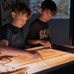 Svinot Valsts valodas dienu, Rēzeknes valsts poļu ģimnāzijas 5.–6. klašu skolēni kultūrizglītības programmas “Latvijas skolas soma” ietvaros piedzīvoja neparastu un aizraujošu tikšanos ar latviešu literatūru un mākslu, noskatoties smilšu kino “Sprīdītis”. Valodu var iepazīt un apgūt ne tikai lasot grāmatas, rakstot un sarunājoties, bet arī ar mākslas, iztēles un emociju palīdzību. Smilšu kino ir īpašs veids, kā literārs darbs atdzīvojas skatītāju acu priekšā, ļaujot pazīstamo stāstu ieraudzīt pavisam citādi. Smilšu mākslinieces Zanes veidotās ainas rosināja skolēnus sekot līdzi Sprīdīša piedzīvojumiem, pārdomāt laimes meklējumus un padomāt par to, kur katram no mums atrodas sava laimes zeme. Pēc izrādes skolēniem bija iespēja pašiem izmēģināt zīmēšanu smiltīs, ļaut vaļu fantāzijai un kopīgi radīt savu laimes zemi. Šī nodarbība apliecināja, ka latviešu valodu, literatūru un kultūru iespējams iepazīt arī radošā, emocionālā un neaizmirstamā veidā. Skolēnu viedokļi par nodarbību “Man patika šī nodarbība, jo tā bija pamācoša, interesanta un interaktīva. Īpaši man patika šī mākslas tehnika un arī filma. Pēc filmas mēs zīmējām laimes zemi, attēlojot divas pilsētas – Rīgu un Rēzekni. Man patika, kā māksliniece Zane no smiltīm veidoja tik kolosālas ainas. Manuprāt, laimes zeme varētu būt Ventspilī, Ludzā, Rēzeknē un Cēsīs. Man un manai klasei ļoti patika šī nodarbība. Būtu jauki, ja šādus pasākumus rīkotu biežāk!” A. Verpakovska, 5.a “Man ļoti patika, kā zīmēja Zane un mani klasesbiedri. Es gribētu vēlreiz piedalīties smilšu kino nodarbībā, jo man ļoti patika zīmēt smiltīs. Es uzzīmēju sauli un kokus. Man patika mūsu klases zīmējums, tas bija smieklīgs.” Nelli, 5.b klase “Es gribētu vēlreiz skatīties smilšu kino. Zīmēšanu ar smiltīm es varētu vērot mūžīgi. Iesaku to arī citiem!” A. Kikovka, 5.b “Man patika, ka smilšu zīmējumi bija skaisti un rūpīgi uzzīmēti.” A. Rostkova, 5.b klase “Smilšu kino bija ļoti interesants. Mums rādīja lugu “Sprīdītis”. Man bija interesanti, un ļoti patika. Mēs veidojām savu filmu. Katrs skolēns varēja zīmēt ar smiltīm. Tāpēc, manuprāt, nodarbība bija ļoti interesanta un aizraujoša.” A. Gailume, 5.b klase “Man ļoti patika smilšu kino. Abi mākslinieki bija ļoti labsirdīgi un jauki veica savu darbu – zīmēja, stāstīja, aicināja mūs zīmēt un rādīja mūsu klases filmiņu. Bija ļoti interesanti un aizraujoši.” A. Lisicka, 5.b klase “Smilšu kino bija neaizmirstams piedzīvojums, lai gan sākumā viss izskatījās vienkārši. Katrs skolēns iejutās mākslinieka lomā un izmēģināja savas zīmēšanas prasmes. Skolēni ļoti skaisti zīmēja. Man patika, kā smiltīs tika attēlots Sprīdīša dzīvesstāsts. Tas bija ļoti iespaidīgi.” Valērija, 5.b klase “Man patika, ka mēs varējām ne tikai atcerēties lugu “Sprīdītis”, bet arī paši uzzīmēt un izdomāt savu pasaku par Sprīdīti. Mēs zīmējām savu laimes zemi. Mūsu pasaku filmēja un izveidoja 6.b klases filmiņu. Tas bija skaisti un smieklīgi. Liels paldies smilšu kino māksliniekiem par aizraujošo nodarbību!” Ē. Rancāne, 6.b klase Šī tikšanās ar Sprīdīti vēlreiz atgādināja, ka valoda dzīvo ne tikai vārdos, bet arī sajūtās, stāstos un kopīgi piedzīvotos mirkļos. Savukārt laimes zeme katram var būt citāda, taču visbiežāk tā ir tur, kur jūtamies piederīgi – savās mājās, savā pilsētā un savā Latvijā. Informāciju sagatavoja: 5.a klases audzinātāja Ineta Upeniece 