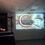 Svinot Valsts valodas dienu, Rēzeknes valsts poļu ģimnāzijas 5.–6. klašu skolēni kultūrizglītības programmas “Latvijas skolas soma” ietvaros piedzīvoja neparastu un aizraujošu tikšanos ar latviešu literatūru un mākslu, noskatoties smilšu kino “Sprīdītis”. Valodu var iepazīt un apgūt ne tikai lasot grāmatas, rakstot un sarunājoties, bet arī ar mākslas, iztēles un emociju palīdzību. Smilšu kino ir īpašs veids, kā literārs darbs atdzīvojas skatītāju acu priekšā, ļaujot pazīstamo stāstu ieraudzīt pavisam citādi. Smilšu mākslinieces Zanes veidotās ainas rosināja skolēnus sekot līdzi Sprīdīša piedzīvojumiem, pārdomāt laimes meklējumus un padomāt par to, kur katram no mums atrodas sava laimes zeme. Pēc izrādes skolēniem bija iespēja pašiem izmēģināt zīmēšanu smiltīs, ļaut vaļu fantāzijai un kopīgi radīt savu laimes zemi. Šī nodarbība apliecināja, ka latviešu valodu, literatūru un kultūru iespējams iepazīt arī radošā, emocionālā un neaizmirstamā veidā. Skolēnu viedokļi par nodarbību “Man patika šī nodarbība, jo tā bija pamācoša, interesanta un interaktīva. Īpaši man patika šī mākslas tehnika un arī filma. Pēc filmas mēs zīmējām laimes zemi, attēlojot divas pilsētas – Rīgu un Rēzekni. Man patika, kā māksliniece Zane no smiltīm veidoja tik kolosālas ainas. Manuprāt, laimes zeme varētu būt Ventspilī, Ludzā, Rēzeknē un Cēsīs. Man un manai klasei ļoti patika šī nodarbība. Būtu jauki, ja šādus pasākumus rīkotu biežāk!” A. Verpakovska, 5.a “Man ļoti patika, kā zīmēja Zane un mani klasesbiedri. Es gribētu vēlreiz piedalīties smilšu kino nodarbībā, jo man ļoti patika zīmēt smiltīs. Es uzzīmēju sauli un kokus. Man patika mūsu klases zīmējums, tas bija smieklīgs.” Nelli, 5.b klase “Es gribētu vēlreiz skatīties smilšu kino. Zīmēšanu ar smiltīm es varētu vērot mūžīgi. Iesaku to arī citiem!” A. Kikovka, 5.b “Man patika, ka smilšu zīmējumi bija skaisti un rūpīgi uzzīmēti.” A. Rostkova, 5.b klase “Smilšu kino bija ļoti interesants. Mums rādīja lugu “Sprīdītis”. Man bija interesanti, un ļoti patika. Mēs veidojām savu filmu. Katrs skolēns varēja zīmēt ar smiltīm. Tāpēc, manuprāt, nodarbība bija ļoti interesanta un aizraujoša.” A. Gailume, 5.b klase “Man ļoti patika smilšu kino. Abi mākslinieki bija ļoti labsirdīgi un jauki veica savu darbu – zīmēja, stāstīja, aicināja mūs zīmēt un rādīja mūsu klases filmiņu. Bija ļoti interesanti un aizraujoši.” A. Lisicka, 5.b klase “Smilšu kino bija neaizmirstams piedzīvojums, lai gan sākumā viss izskatījās vienkārši. Katrs skolēns iejutās mākslinieka lomā un izmēģināja savas zīmēšanas prasmes. Skolēni ļoti skaisti zīmēja. Man patika, kā smiltīs tika attēlots Sprīdīša dzīvesstāsts. Tas bija ļoti iespaidīgi.” Valērija, 5.b klase “Man patika, ka mēs varējām ne tikai atcerēties lugu “Sprīdītis”, bet arī paši uzzīmēt un izdomāt savu pasaku par Sprīdīti. Mēs zīmējām savu laimes zemi. Mūsu pasaku filmēja un izveidoja 6.b klases filmiņu. Tas bija skaisti un smieklīgi. Liels paldies smilšu kino māksliniekiem par aizraujošo nodarbību!” Ē. Rancāne, 6.b klase Šī tikšanās ar Sprīdīti vēlreiz atgādināja, ka valoda dzīvo ne tikai vārdos, bet arī sajūtās, stāstos un kopīgi piedzīvotos mirkļos. Savukārt laimes zeme katram var būt citāda, taču visbiežāk tā ir tur, kur jūtamies piederīgi – savās mājās, savā pilsētā un savā Latvijā. Informāciju sagatavoja: 5.a klases audzinātāja Ineta Upeniece 