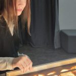 Svinot Valsts valodas dienu, Rēzeknes valsts poļu ģimnāzijas 5.–6. klašu skolēni kultūrizglītības programmas “Latvijas skolas soma” ietvaros piedzīvoja neparastu un aizraujošu tikšanos ar latviešu literatūru un mākslu, noskatoties smilšu kino “Sprīdītis”. Valodu var iepazīt un apgūt ne tikai lasot grāmatas, rakstot un sarunājoties, bet arī ar mākslas, iztēles un emociju palīdzību. Smilšu kino ir īpašs veids, kā literārs darbs atdzīvojas skatītāju acu priekšā, ļaujot pazīstamo stāstu ieraudzīt pavisam citādi. Smilšu mākslinieces Zanes veidotās ainas rosināja skolēnus sekot līdzi Sprīdīša piedzīvojumiem, pārdomāt laimes meklējumus un padomāt par to, kur katram no mums atrodas sava laimes zeme. Pēc izrādes skolēniem bija iespēja pašiem izmēģināt zīmēšanu smiltīs, ļaut vaļu fantāzijai un kopīgi radīt savu laimes zemi. Šī nodarbība apliecināja, ka latviešu valodu, literatūru un kultūru iespējams iepazīt arī radošā, emocionālā un neaizmirstamā veidā. Skolēnu viedokļi par nodarbību “Man patika šī nodarbība, jo tā bija pamācoša, interesanta un interaktīva. Īpaši man patika šī mākslas tehnika un arī filma. Pēc filmas mēs zīmējām laimes zemi, attēlojot divas pilsētas – Rīgu un Rēzekni. Man patika, kā māksliniece Zane no smiltīm veidoja tik kolosālas ainas. Manuprāt, laimes zeme varētu būt Ventspilī, Ludzā, Rēzeknē un Cēsīs. Man un manai klasei ļoti patika šī nodarbība. Būtu jauki, ja šādus pasākumus rīkotu biežāk!” A. Verpakovska, 5.a “Man ļoti patika, kā zīmēja Zane un mani klasesbiedri. Es gribētu vēlreiz piedalīties smilšu kino nodarbībā, jo man ļoti patika zīmēt smiltīs. Es uzzīmēju sauli un kokus. Man patika mūsu klases zīmējums, tas bija smieklīgs.” Nelli, 5.b klase “Es gribētu vēlreiz skatīties smilšu kino. Zīmēšanu ar smiltīm es varētu vērot mūžīgi. Iesaku to arī citiem!” A. Kikovka, 5.b “Man patika, ka smilšu zīmējumi bija skaisti un rūpīgi uzzīmēti.” A. Rostkova, 5.b klase “Smilšu kino bija ļoti interesants. Mums rādīja lugu “Sprīdītis”. Man bija interesanti, un ļoti patika. Mēs veidojām savu filmu. Katrs skolēns varēja zīmēt ar smiltīm. Tāpēc, manuprāt, nodarbība bija ļoti interesanta un aizraujoša.” A. Gailume, 5.b klase “Man ļoti patika smilšu kino. Abi mākslinieki bija ļoti labsirdīgi un jauki veica savu darbu – zīmēja, stāstīja, aicināja mūs zīmēt un rādīja mūsu klases filmiņu. Bija ļoti interesanti un aizraujoši.” A. Lisicka, 5.b klase “Smilšu kino bija neaizmirstams piedzīvojums, lai gan sākumā viss izskatījās vienkārši. Katrs skolēns iejutās mākslinieka lomā un izmēģināja savas zīmēšanas prasmes. Skolēni ļoti skaisti zīmēja. Man patika, kā smiltīs tika attēlots Sprīdīša dzīvesstāsts. Tas bija ļoti iespaidīgi.” Valērija, 5.b klase “Man patika, ka mēs varējām ne tikai atcerēties lugu “Sprīdītis”, bet arī paši uzzīmēt un izdomāt savu pasaku par Sprīdīti. Mēs zīmējām savu laimes zemi. Mūsu pasaku filmēja un izveidoja 6.b klases filmiņu. Tas bija skaisti un smieklīgi. Liels paldies smilšu kino māksliniekiem par aizraujošo nodarbību!” Ē. Rancāne, 6.b klase Šī tikšanās ar Sprīdīti vēlreiz atgādināja, ka valoda dzīvo ne tikai vārdos, bet arī sajūtās, stāstos un kopīgi piedzīvotos mirkļos. Savukārt laimes zeme katram var būt citāda, taču visbiežāk tā ir tur, kur jūtamies piederīgi – savās mājās, savā pilsētā un savā Latvijā. Informāciju sagatavoja: 5.a klases audzinātāja Ineta Upeniece 