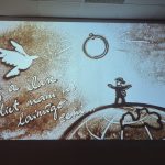 Svinot Valsts valodas dienu, Rēzeknes valsts poļu ģimnāzijas 5.–6. klašu skolēni kultūrizglītības programmas “Latvijas skolas soma” ietvaros piedzīvoja neparastu un aizraujošu tikšanos ar latviešu literatūru un mākslu, noskatoties smilšu kino “Sprīdītis”. Valodu var iepazīt un apgūt ne tikai lasot grāmatas, rakstot un sarunājoties, bet arī ar mākslas, iztēles un emociju palīdzību. Smilšu kino ir īpašs veids, kā literārs darbs atdzīvojas skatītāju acu priekšā, ļaujot pazīstamo stāstu ieraudzīt pavisam citādi. Smilšu mākslinieces Zanes veidotās ainas rosināja skolēnus sekot līdzi Sprīdīša piedzīvojumiem, pārdomāt laimes meklējumus un padomāt par to, kur katram no mums atrodas sava laimes zeme. Pēc izrādes skolēniem bija iespēja pašiem izmēģināt zīmēšanu smiltīs, ļaut vaļu fantāzijai un kopīgi radīt savu laimes zemi. Šī nodarbība apliecināja, ka latviešu valodu, literatūru un kultūru iespējams iepazīt arī radošā, emocionālā un neaizmirstamā veidā. Skolēnu viedokļi par nodarbību “Man patika šī nodarbība, jo tā bija pamācoša, interesanta un interaktīva. Īpaši man patika šī mākslas tehnika un arī filma. Pēc filmas mēs zīmējām laimes zemi, attēlojot divas pilsētas – Rīgu un Rēzekni. Man patika, kā māksliniece Zane no smiltīm veidoja tik kolosālas ainas. Manuprāt, laimes zeme varētu būt Ventspilī, Ludzā, Rēzeknē un Cēsīs. Man un manai klasei ļoti patika šī nodarbība. Būtu jauki, ja šādus pasākumus rīkotu biežāk!” A. Verpakovska, 5.a “Man ļoti patika, kā zīmēja Zane un mani klasesbiedri. Es gribētu vēlreiz piedalīties smilšu kino nodarbībā, jo man ļoti patika zīmēt smiltīs. Es uzzīmēju sauli un kokus. Man patika mūsu klases zīmējums, tas bija smieklīgs.” Nelli, 5.b klase “Es gribētu vēlreiz skatīties smilšu kino. Zīmēšanu ar smiltīm es varētu vērot mūžīgi. Iesaku to arī citiem!” A. Kikovka, 5.b “Man patika, ka smilšu zīmējumi bija skaisti un rūpīgi uzzīmēti.” A. Rostkova, 5.b klase “Smilšu kino bija ļoti interesants. Mums rādīja lugu “Sprīdītis”. Man bija interesanti, un ļoti patika. Mēs veidojām savu filmu. Katrs skolēns varēja zīmēt ar smiltīm. Tāpēc, manuprāt, nodarbība bija ļoti interesanta un aizraujoša.” A. Gailume, 5.b klase “Man ļoti patika smilšu kino. Abi mākslinieki bija ļoti labsirdīgi un jauki veica savu darbu – zīmēja, stāstīja, aicināja mūs zīmēt un rādīja mūsu klases filmiņu. Bija ļoti interesanti un aizraujoši.” A. Lisicka, 5.b klase “Smilšu kino bija neaizmirstams piedzīvojums, lai gan sākumā viss izskatījās vienkārši. Katrs skolēns iejutās mākslinieka lomā un izmēģināja savas zīmēšanas prasmes. Skolēni ļoti skaisti zīmēja. Man patika, kā smiltīs tika attēlots Sprīdīša dzīvesstāsts. Tas bija ļoti iespaidīgi.” Valērija, 5.b klase “Man patika, ka mēs varējām ne tikai atcerēties lugu “Sprīdītis”, bet arī paši uzzīmēt un izdomāt savu pasaku par Sprīdīti. Mēs zīmējām savu laimes zemi. Mūsu pasaku filmēja un izveidoja 6.b klases filmiņu. Tas bija skaisti un smieklīgi. Liels paldies smilšu kino māksliniekiem par aizraujošo nodarbību!” Ē. Rancāne, 6.b klase Šī tikšanās ar Sprīdīti vēlreiz atgādināja, ka valoda dzīvo ne tikai vārdos, bet arī sajūtās, stāstos un kopīgi piedzīvotos mirkļos. Savukārt laimes zeme katram var būt citāda, taču visbiežāk tā ir tur, kur jūtamies piederīgi – savās mājās, savā pilsētā un savā Latvijā. Informāciju sagatavoja: 5.a klases audzinātāja Ineta Upeniece 