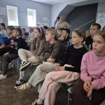 Svinot Valsts valodas dienu, Rēzeknes valsts poļu ģimnāzijas 5.–6. klašu skolēni kultūrizglītības programmas “Latvijas skolas soma” ietvaros piedzīvoja neparastu un aizraujošu tikšanos ar latviešu literatūru un mākslu, noskatoties smilšu kino “Sprīdītis”. Valodu var iepazīt un apgūt ne tikai lasot grāmatas, rakstot un sarunājoties, bet arī ar mākslas, iztēles un emociju palīdzību. Smilšu kino ir īpašs veids, kā literārs darbs atdzīvojas skatītāju acu priekšā, ļaujot pazīstamo stāstu ieraudzīt pavisam citādi. Smilšu mākslinieces Zanes veidotās ainas rosināja skolēnus sekot līdzi Sprīdīša piedzīvojumiem, pārdomāt laimes meklējumus un padomāt par to, kur katram no mums atrodas sava laimes zeme. Pēc izrādes skolēniem bija iespēja pašiem izmēģināt zīmēšanu smiltīs, ļaut vaļu fantāzijai un kopīgi radīt savu laimes zemi. Šī nodarbība apliecināja, ka latviešu valodu, literatūru un kultūru iespējams iepazīt arī radošā, emocionālā un neaizmirstamā veidā. Skolēnu viedokļi par nodarbību “Man patika šī nodarbība, jo tā bija pamācoša, interesanta un interaktīva. Īpaši man patika šī mākslas tehnika un arī filma. Pēc filmas mēs zīmējām laimes zemi, attēlojot divas pilsētas – Rīgu un Rēzekni. Man patika, kā māksliniece Zane no smiltīm veidoja tik kolosālas ainas. Manuprāt, laimes zeme varētu būt Ventspilī, Ludzā, Rēzeknē un Cēsīs. Man un manai klasei ļoti patika šī nodarbība. Būtu jauki, ja šādus pasākumus rīkotu biežāk!” A. Verpakovska, 5.a “Man ļoti patika, kā zīmēja Zane un mani klasesbiedri. Es gribētu vēlreiz piedalīties smilšu kino nodarbībā, jo man ļoti patika zīmēt smiltīs. Es uzzīmēju sauli un kokus. Man patika mūsu klases zīmējums, tas bija smieklīgs.” Nelli, 5.b klase “Es gribētu vēlreiz skatīties smilšu kino. Zīmēšanu ar smiltīm es varētu vērot mūžīgi. Iesaku to arī citiem!” A. Kikovka, 5.b “Man patika, ka smilšu zīmējumi bija skaisti un rūpīgi uzzīmēti.” A. Rostkova, 5.b klase “Smilšu kino bija ļoti interesants. Mums rādīja lugu “Sprīdītis”. Man bija interesanti, un ļoti patika. Mēs veidojām savu filmu. Katrs skolēns varēja zīmēt ar smiltīm. Tāpēc, manuprāt, nodarbība bija ļoti interesanta un aizraujoša.” A. Gailume, 5.b klase “Man ļoti patika smilšu kino. Abi mākslinieki bija ļoti labsirdīgi un jauki veica savu darbu – zīmēja, stāstīja, aicināja mūs zīmēt un rādīja mūsu klases filmiņu. Bija ļoti interesanti un aizraujoši.” A. Lisicka, 5.b klase “Smilšu kino bija neaizmirstams piedzīvojums, lai gan sākumā viss izskatījās vienkārši. Katrs skolēns iejutās mākslinieka lomā un izmēģināja savas zīmēšanas prasmes. Skolēni ļoti skaisti zīmēja. Man patika, kā smiltīs tika attēlots Sprīdīša dzīvesstāsts. Tas bija ļoti iespaidīgi.” Valērija, 5.b klase “Man patika, ka mēs varējām ne tikai atcerēties lugu “Sprīdītis”, bet arī paši uzzīmēt un izdomāt savu pasaku par Sprīdīti. Mēs zīmējām savu laimes zemi. Mūsu pasaku filmēja un izveidoja 6.b klases filmiņu. Tas bija skaisti un smieklīgi. Liels paldies smilšu kino māksliniekiem par aizraujošo nodarbību!” Ē. Rancāne, 6.b klase Šī tikšanās ar Sprīdīti vēlreiz atgādināja, ka valoda dzīvo ne tikai vārdos, bet arī sajūtās, stāstos un kopīgi piedzīvotos mirkļos. Savukārt laimes zeme katram var būt citāda, taču visbiežāk tā ir tur, kur jūtamies piederīgi – savās mājās, savā pilsētā un savā Latvijā. Informāciju sagatavoja: 5.a klases audzinātāja Ineta Upeniece 