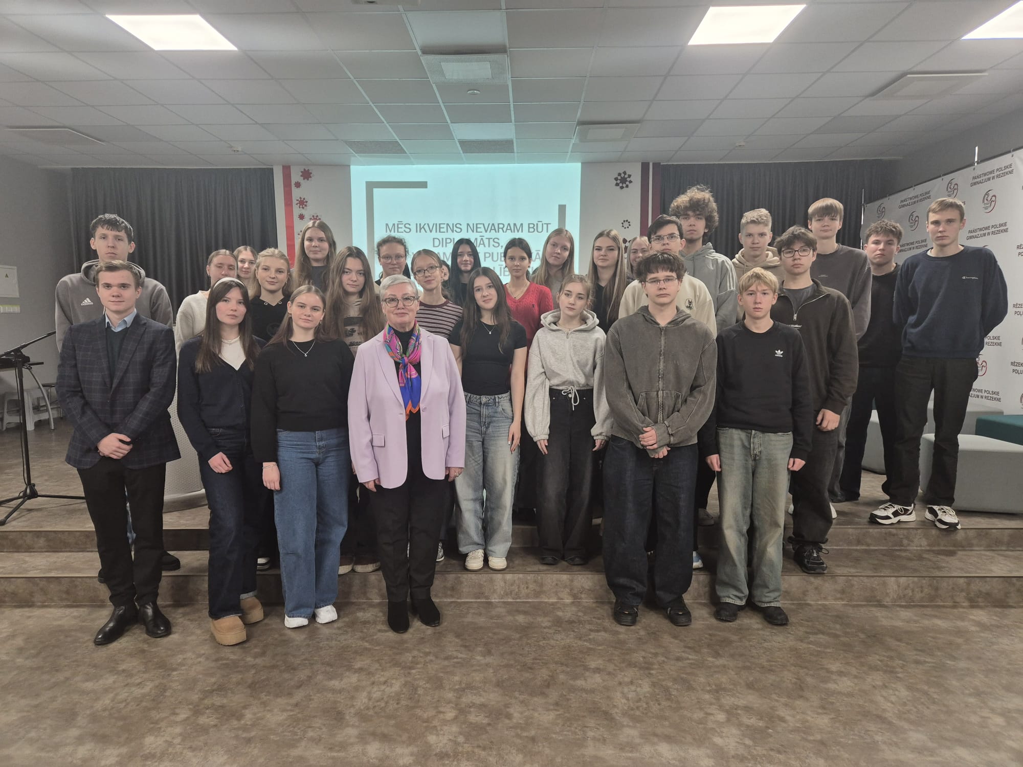 Diplomātijas stunda