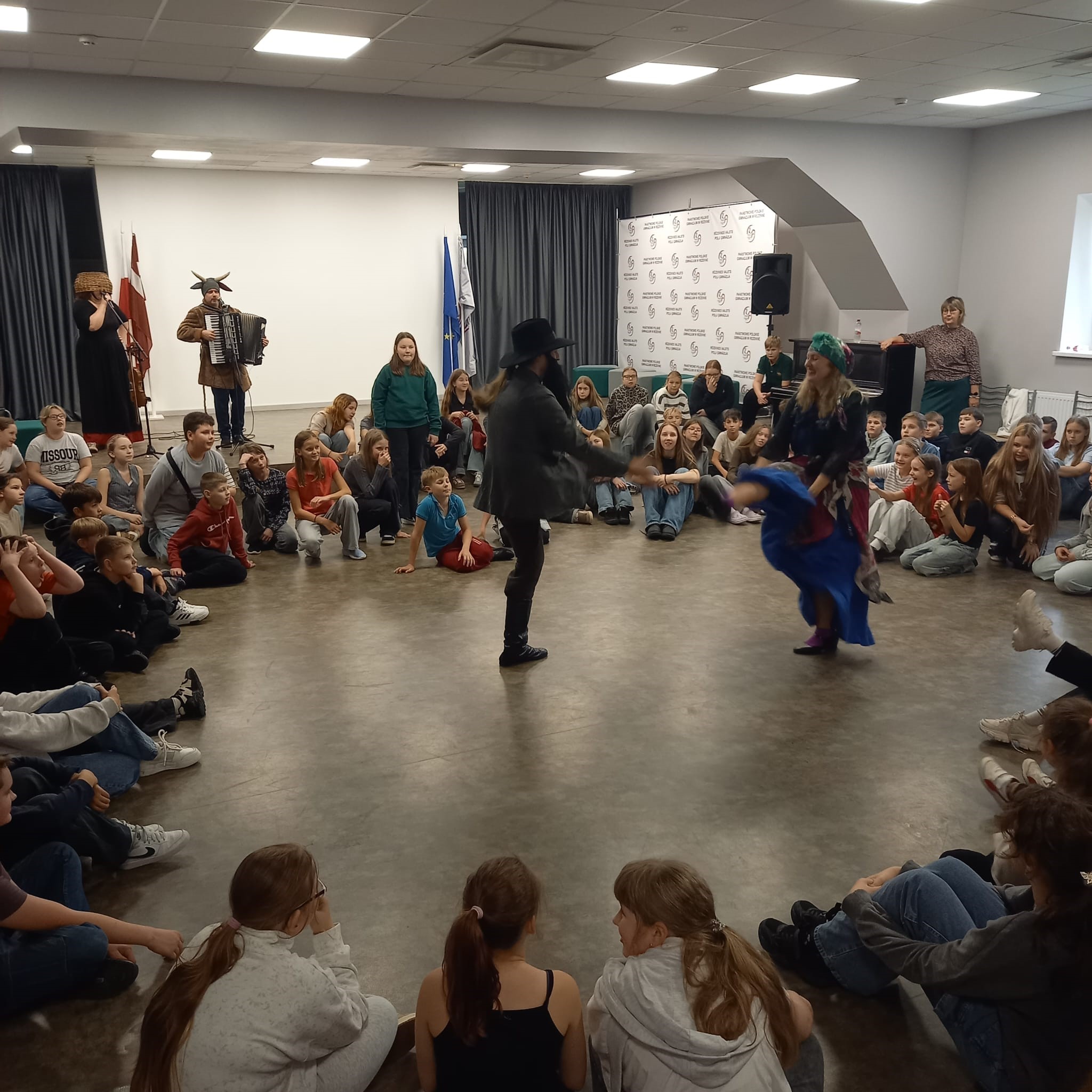 Muzikāla nodarbība “Latviešu tradicionālās rotaļas un danči” RVPĢ