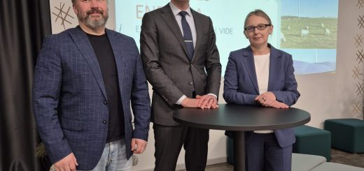 Ģimnāzijas jaunieši tiekas ar Klimata un enerģētikas ministru Kasparu Melni.