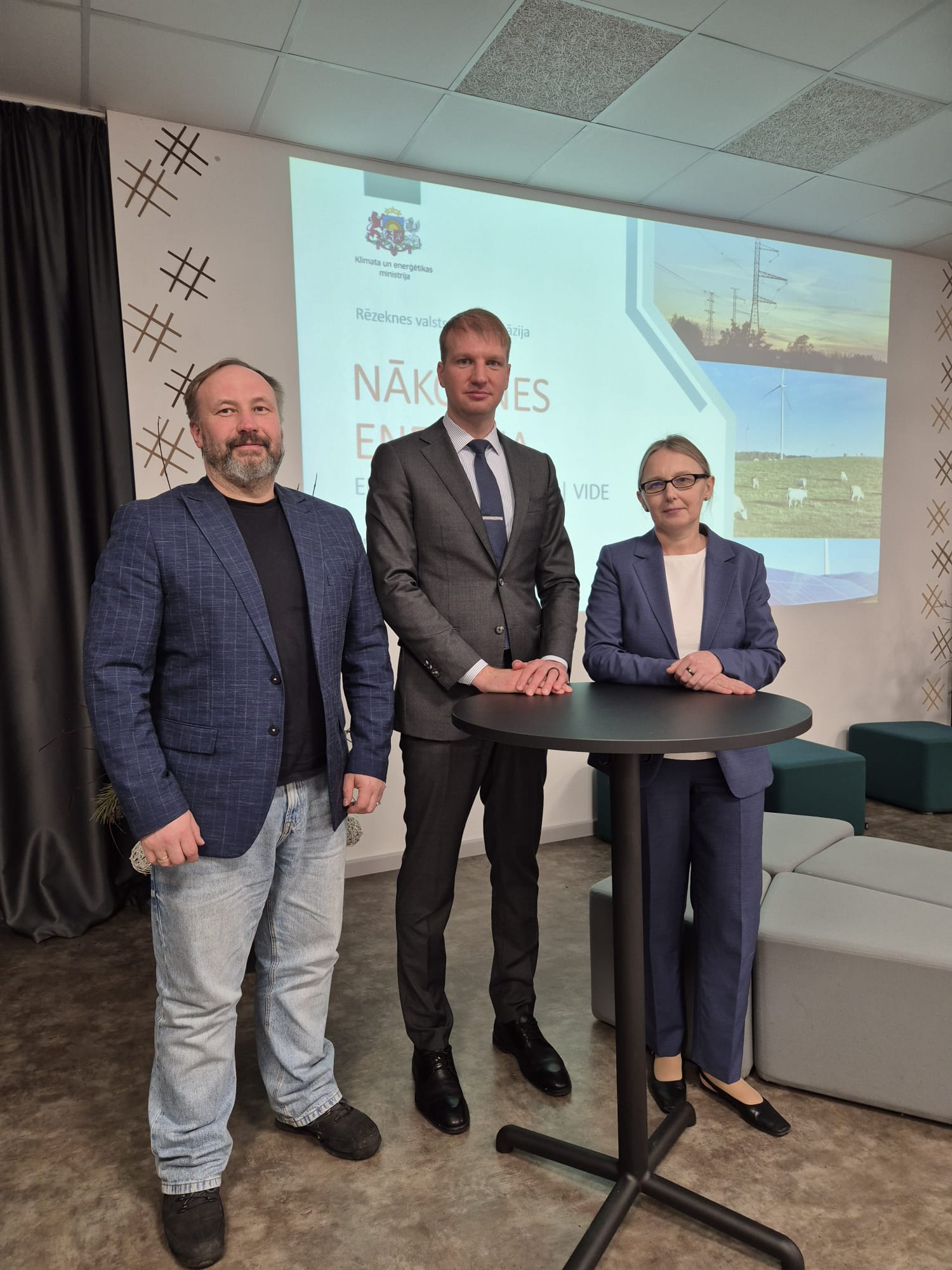 Ģimnāzijas jaunieši tiekas ar Klimata un enerģētikas ministru Kasparu Melni.