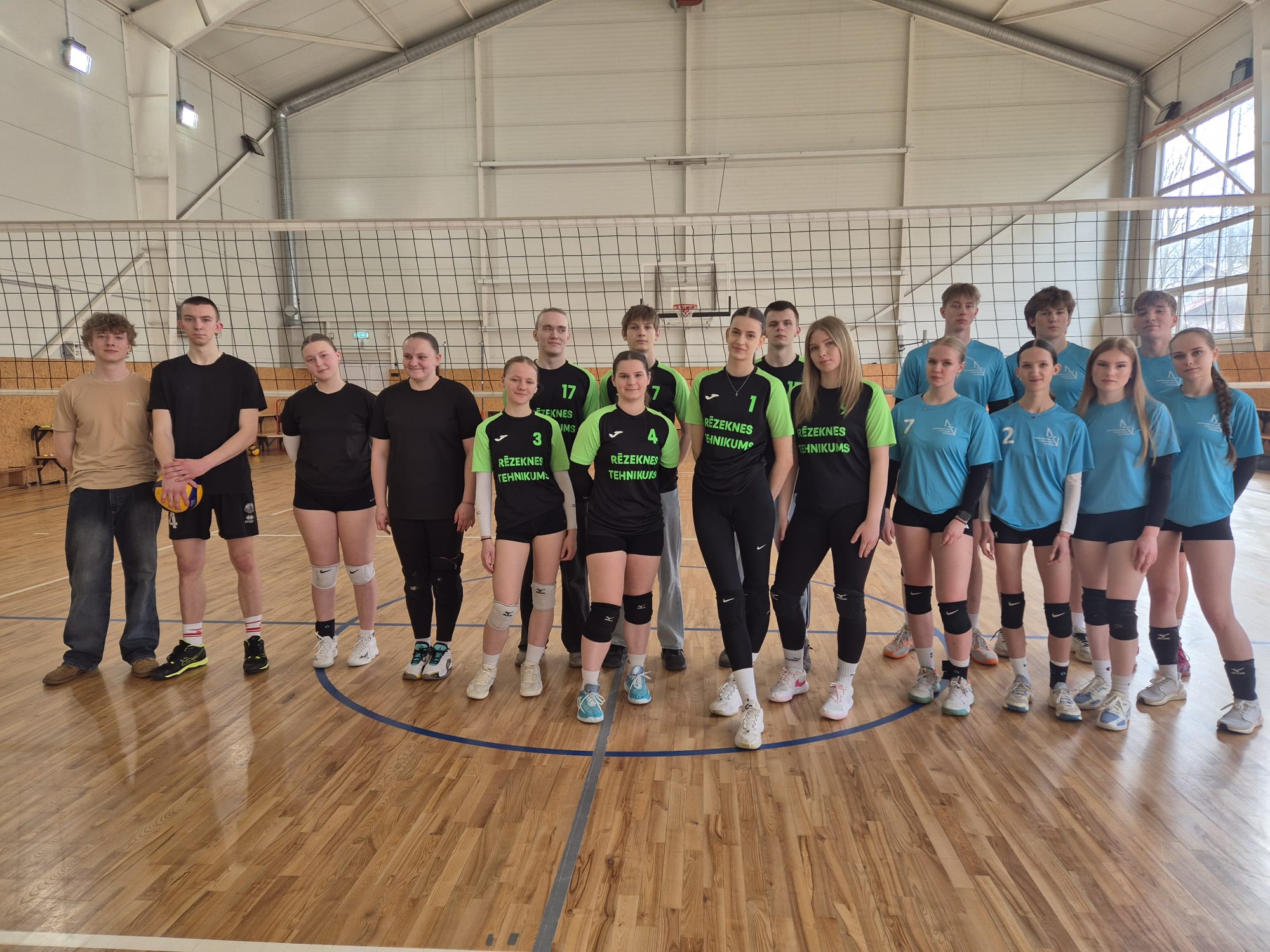 Volejbola sacensības Rēzeknes valsts poļu ģimnāzijā pulcē jauniešus