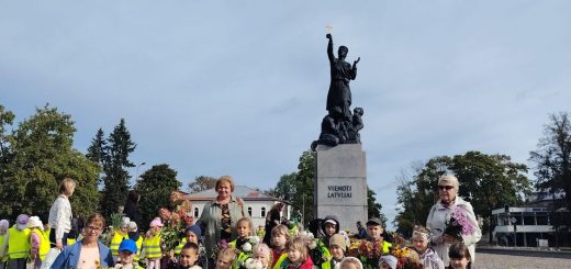 Bērni godina Latgales atbrīvošanas pieminekli “Vienoti Latvijai”
